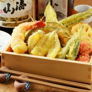 国産鶏むね肉や旬の野菜をはじめとした、上質な食材を使った天ぷらが存分に堪能できます。米油でサクサクに揚げた天ぷらは、素材そのものの旨みが引き立つ、さっぱりとした味わいです。