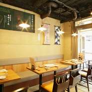 「気軽にフラッと立ち寄れる天ぷらスタンド」が店のコンセプト、カジュアルな洒落た雰囲気の店内でリーズナブルに天ぷらが楽しめます。明るく清潔感のあるインテリアは女子会にもオススメです。