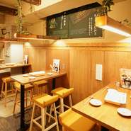 生搾り『レモンサワー』やフルーツ、ハーブを使った『オリジナルカクテル』など、シュワっと爽快なドリンクと揚げたての天ぷらは抜群の相性です。西尾産の抹茶を使った『泡抹茶ハイ』は注文必須の人気メニューです。