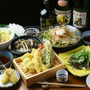 【キツネ　伏見】では様々なシーンに合わせたコースを飲み放題付きで準備しております。
絶品天ぷらをはじめとする料理をお酒とともに存分にお楽しみいただけます。
ご予約塔はお気軽にお電話くださいませ。