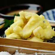 米油使用でサクサクヘルシー！しっかり下味をつけた鶏の天ぷらは、おつまみにぴったり！大根おろしたっぷりの天つゆや、軽く塩を振って食べるのもオススメです！自分だけのお気に入りのソースを見つけてみて下さい！