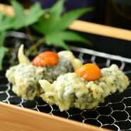 とろとろのウニ豆腐を韓国ノリでサンドしました。磯の香りのハーモニーをお楽しみください。