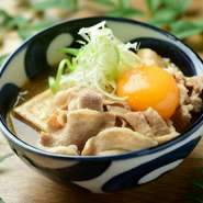 旨味を吸い込んだ豆腐とたっぷりの豚肉、卵黄をからめてまろやかに！