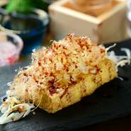 揚げたての厚揚げに、たっぷり薬味をのせて。