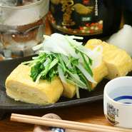 だしを利かせ一本一本丁寧に巻き上げ、温野菜をトッピング。KITSUNEスタイルのだし巻き玉子。