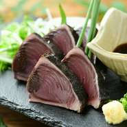 高知県宿毛直送！土佐に伝わる伝統製法にこだわった職人による完全手焼き！今まで味わったことのない燻香が強いタタキです。