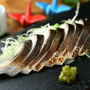 炙ることで増す香ばしい香りとしめ鯖の風味をお楽しみください