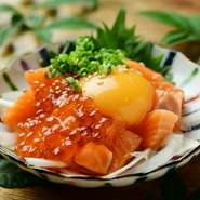 脂がのったサーモンをごま油香る塩ダレでユッケ仕立てに。卵黄を絡ませて濃厚だけどさっぱりと。