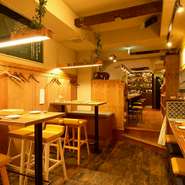 テーブル席は2～4名様迄テーブル席が全部で10卓ございます。最大50名様迄のご宴会が可能です！会社宴会、ファミリー、合コン、誕生日会、女子会など様々なシーンでの使い勝手抜群です　KITSUNEの全てを詰め込んだ宴会コースもご用意