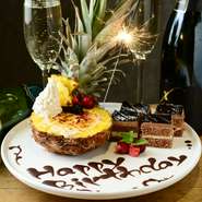 日曜~木曜限定の特別クーポン　KITSUNEではオリジナルデザートプレートを事前ご予約のお客様に無料サービスでご提供させて頂いております。パイナップルを大きくカットし、その中にカスタードクリームたっぷり詰め込んだオリジナルフルーツプレートです