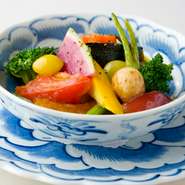 神奈川の自家農園の野菜をはじめ、季節のとびきりの野菜を吟味。各々の持ち味と食感の頂点を引き出すよう、一つ一つを丁寧に調理してから、炒め物に。一体感の中に、野菜それぞれの個性が際立ち、余韻もきれい。