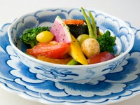 神奈川の自家農園の野菜をはじめ、季節のとびきりの野菜を吟味。各々の持ち味と食感の頂点を引き出すよう、一つ一つを丁寧に調理してから、炒め物に。一体感の中に、野菜それぞれの個性が際立ち、余韻もきれい。