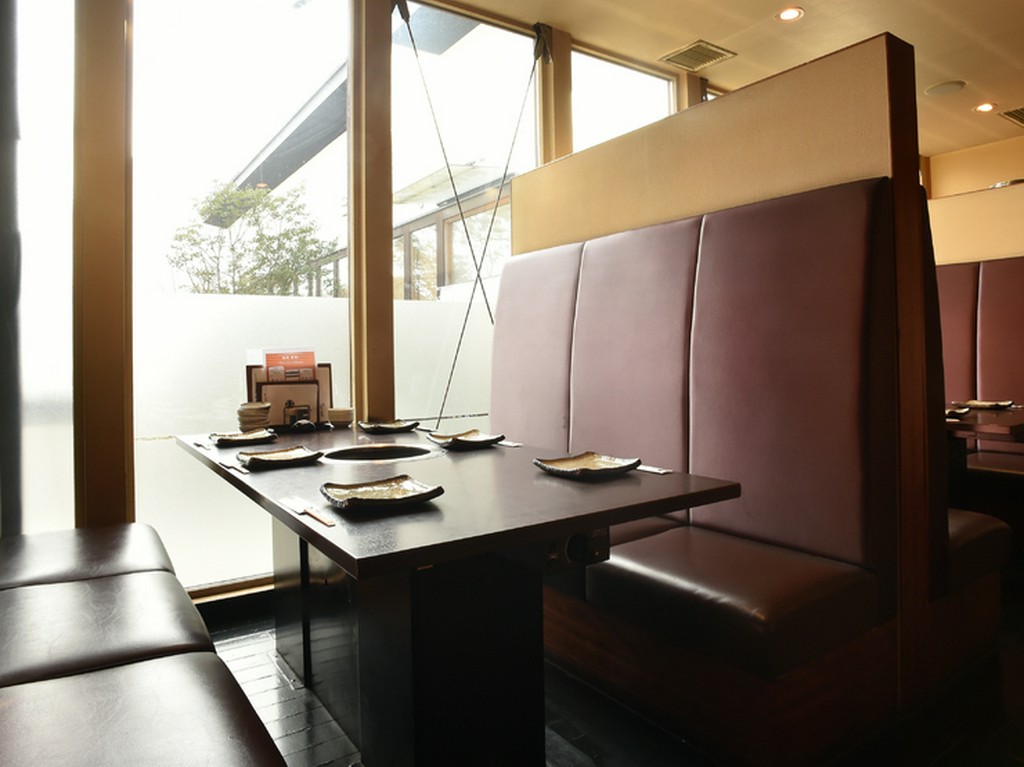 ゆったりしたソファ席、お子様連れでも安心