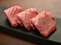 肉厚なのにやわらか！肉汁たっぷり『厚切りタン』