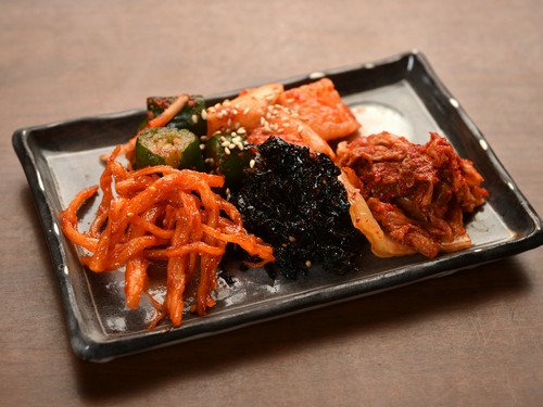 お酒にもご飯にもぴったり『自家製キムチ五種盛り』