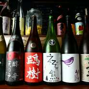 焼酎や日本酒の知識が豊富なシェフが全国から選び抜いた、こだわりのお酒を堪能できます。品揃えは焼酎で約10種、日本酒では6～7種類ほど。料理に合うものはもちろん、ゲストの好みに合ったお酒を教えてくれます。