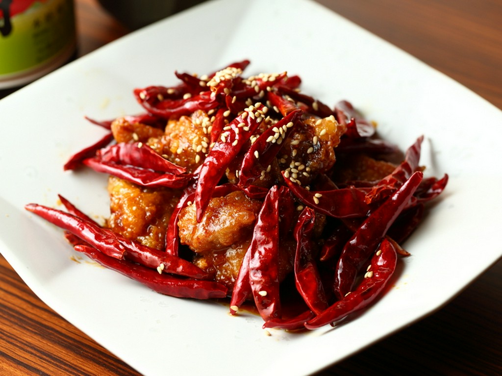 自家製甘酢でさっぱりと味わう、見た目のインパクトが抜群な『“名物”レッドペッパーチキン』