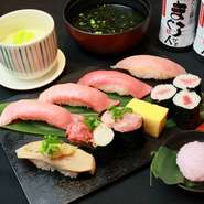 マグロ以外も職人のこだわりが反映しているネタばかり。熟成させるべきものはちょうどいい頃合いになるように熟成させ、ネタそれぞれの旨みが最大限に生かされるよう、しっかり手が掛けられています。