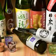 日本酒は各地の地酒を中心に常時20種類以上を取り揃えています。90㏄から注文できるので、より多くの種類の地酒を飲み比べることができますよ。


