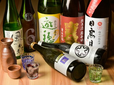 地酒は90ccからオーダー可能。日本酒の飲み比べに舌鼓