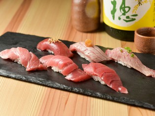 希少部位などを盛り込んだ『まぐろ尽くし盛』