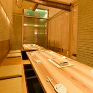 広々とした店内にはテーブル席も数多く、さらに掘りごたつ席や個室もご用意しています。コースメニューなどもありますので、宴会など、大勢でのお集まりにもご利用いただけます。