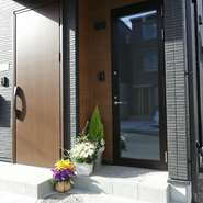 仙台駅から少し離れた閑静な住宅街にひっそりと佇む、看板の無いレストラン。まさに、知る人ぞ知る、隠れ家的な店です。記念日のお祝いや大切な方を招いての会食に。