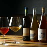 自然派ワインやソムリエのおすすめワインなど、赤・白・泡共に各種用意されており、好みのワインをセレクトできます。もちろん、店主におまかせもOK。ワインと相性の良い料理が揃っています。