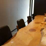 洗練された空間でいただく完全予約制のディナーは、記念日や誕生日など、特別な日に最適。シックな落ち着いた雰囲気で、プロポーズにもぴったりです。想い出に残る素敵なひとときを。