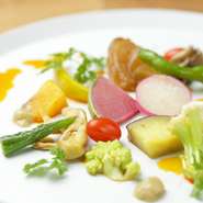 季節の野菜をそれぞれに適した方法で、焼く、煮る、蒸すなど別々に下処理。バランスよく並べられた10種以上の野菜を、青森にんにくとアンチョビを使ったバーニャカウダソースやおすすめのオイルなどでいただきます。