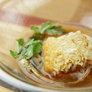 国産の甘鯛をスープ仕立てに。甘鯛は鱗をサクサクに焼き上げてあり、食感を楽しめます。スープは鶏と魚のだしを合わせたもの。そこに季節の野菜を合わせてあります。写真は芹と蓮根。