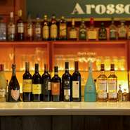 ワイン好きの店主が厳選した世界各国の銘柄を、常時100種ほど用意。幅広いニーズに応える品種、個性豊かな味わいが揃います。ボトルは3500～5500円がボリュームゾーン。気軽にいろいろ楽しめます！