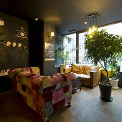 肩肘張らず、ゆったり座って気軽にお酒を楽しめるカジュアルバー