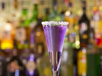 バラとバニラのフレーバーのリキュールと微炭酸でつくったオリジナルカクテル。グラスに砂糖をつけたスノースタイルで提供されます。ぐいぐい飲める、飲みやすいカクテルです。