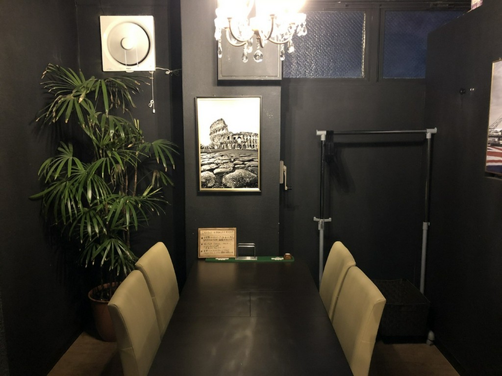 個室はゆったり4.5人でご利用できます