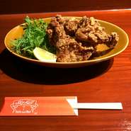 夜の部大人気若鶏の唐揚げ　大粒な唐揚げで解体仕込みを丹念にしてます！
ジューシーで味もしっかり付いてて美味しいです★
是非一度、ご賞味下さい。