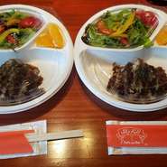 お肉屋さんから直で仕入れしている新鮮な牛ひき肉を丹念にこねて、下味をつけて作ってます
山形牛にこだわったハンバーグを今夜のおかずにどうでしょうか？
スカイフォールオリジナルソースと相性抜群です★