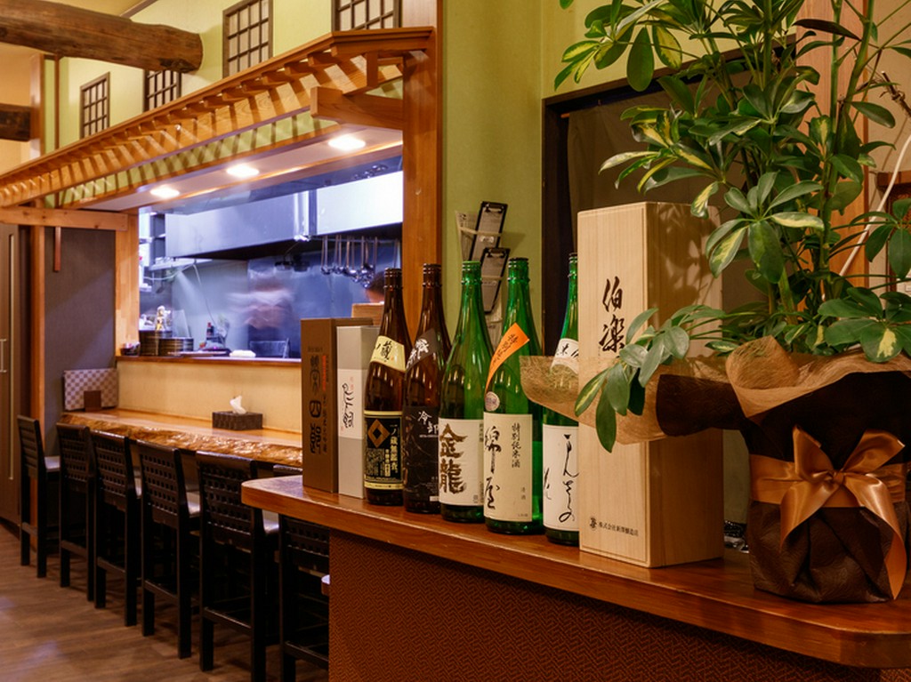  料理に合う日本酒を週替わりで仕入れ、珍しい銘柄もお目見え