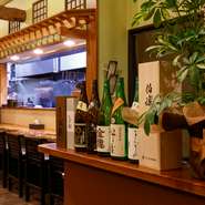 宮城の地酒を中心に、酒蔵と直接取引しているという山形の地酒「天上夢幻」など、料理に合う日本酒を品揃え。なかなか手に入らないものを積極的に仕入れ、他店との差別化を図り、1週間に一度は銘柄が変わるそう。
