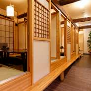 人数に応じて使える個室を数タイプ完備。画像の定員4名の個室3部屋は、繋げて使うことも可能なので、宴会にオススメ。ほとんどの個室が掘りごたつ式なので、足を伸ばしてゆっくり食事とお酒を楽しめます。