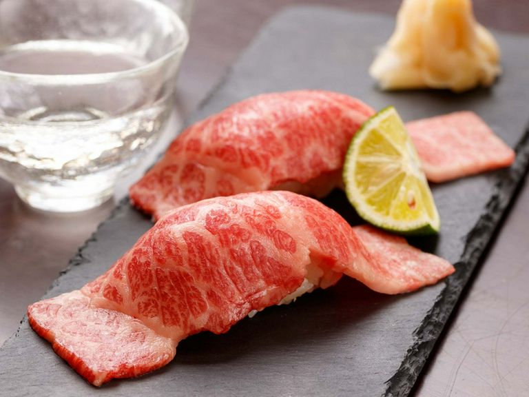 上質な黒毛和牛を使用。すだちの爽やかさで肉の旨味がより引き立つ『黒毛和牛の炙り寿司(2貫)』