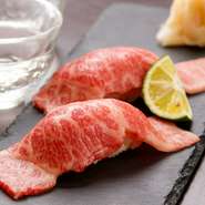 上質な黒毛和牛を使用。すだちの爽やかさで肉の旨味がより引き立つ『黒毛和牛の炙り寿司（2貫）』
