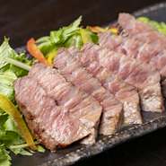 塩を軽く振ってから、少し炙った山形の黒毛和牛を寿司ネタに。牛肉の部位はその日に入った良い部位を使用しているとか。すだちをかけることで、肉の旨味が引き出され、さっぱりといただけます。数量限定です。