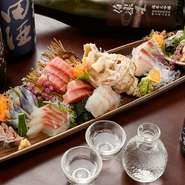 料理長や仲卸業者が目利きした鮮魚を、人数や予算に応じて盛り合わせに。