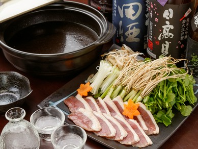 脂の美味しい国産鴨モモ肉と、相性抜群のセリを合わせた冬にイチオシのメニュー『鴨セリ鍋』