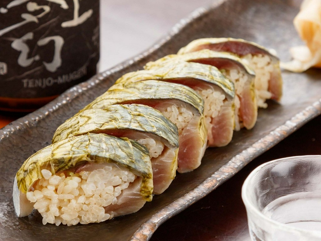 薄い昆布を巻き、旨味をよりプラスした『バッテラ』