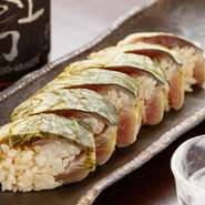 宮城県のブランドサバ・金華サバをメインに、国産のサバを店であっさりシメているので、ほぼ生のフレッシュな状態でいただけます。シャリにもガリを刻んで混ぜ込んであり、さっぱりとした味わいになっています。
