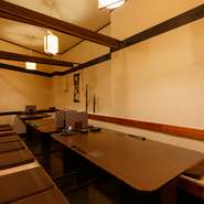 1階の個室とテーブル席は堀りごたつ式なので、足を伸ばしてくつろぎながら、本格的な日本料理とお酒をゆっくり楽しめます。また、一人でじっくり飲みたいときには、全6席あるカウンター席がオススメです。