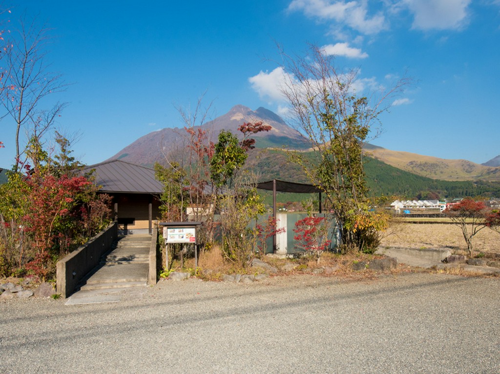 雄大な由布岳の景色を眺めながら食事をいただく贅沢