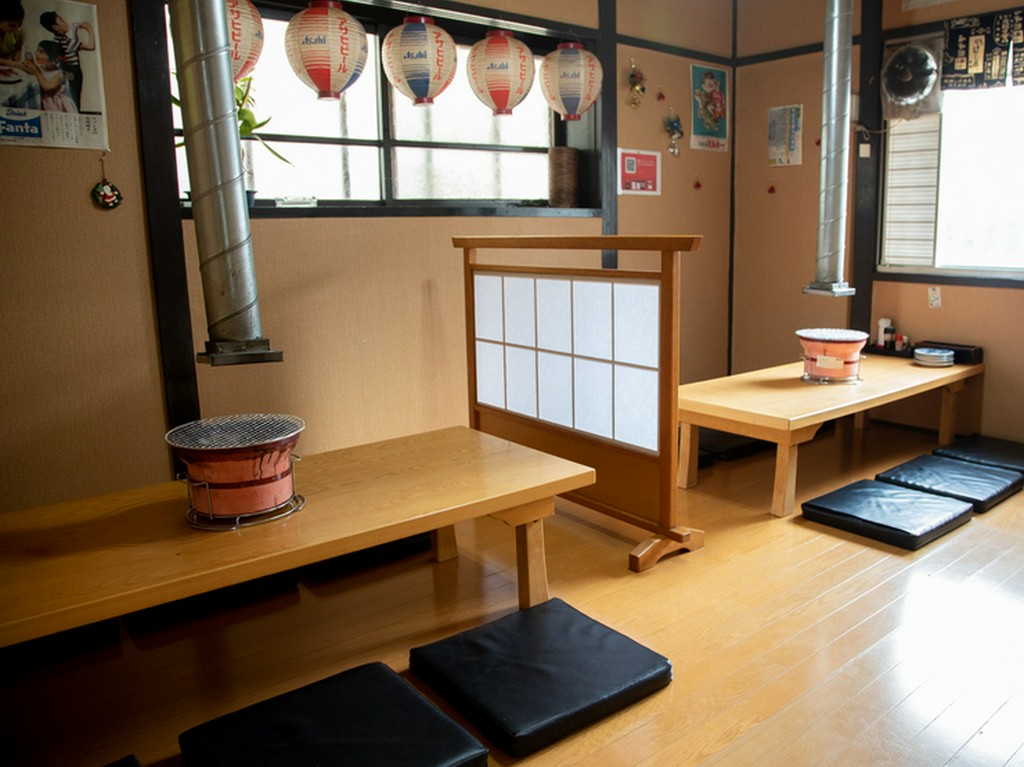 落ち着いた半個室で、絶品ホルモン焼を心ゆくまで満喫